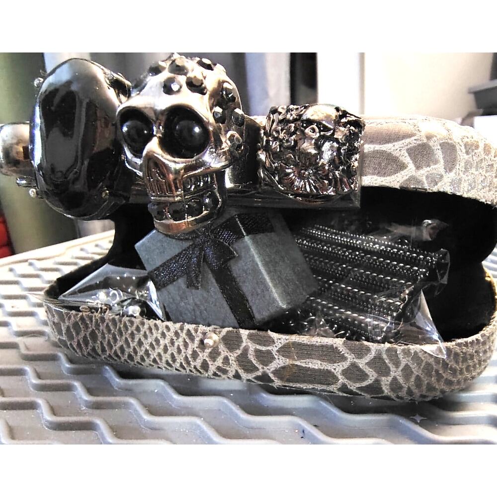 HARD SHELL SKULL/GOTH SNAKE PATTERN CLUTCH - HEMATITE KNUCKLES CLASP